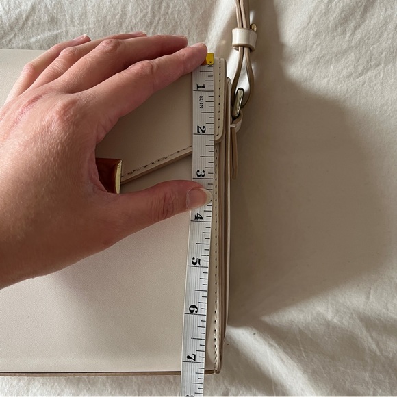 Cream Shoulder Bag with Golden Metal Clasp - Picture 16 of 16